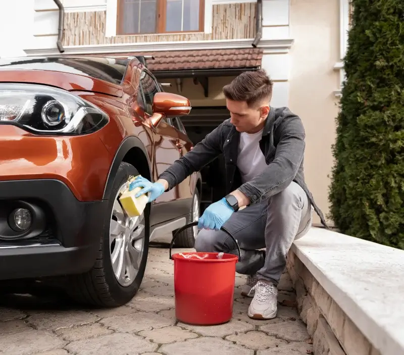 Lavage auto à domicile Sansais : professionnel intervenant sur un véhicule